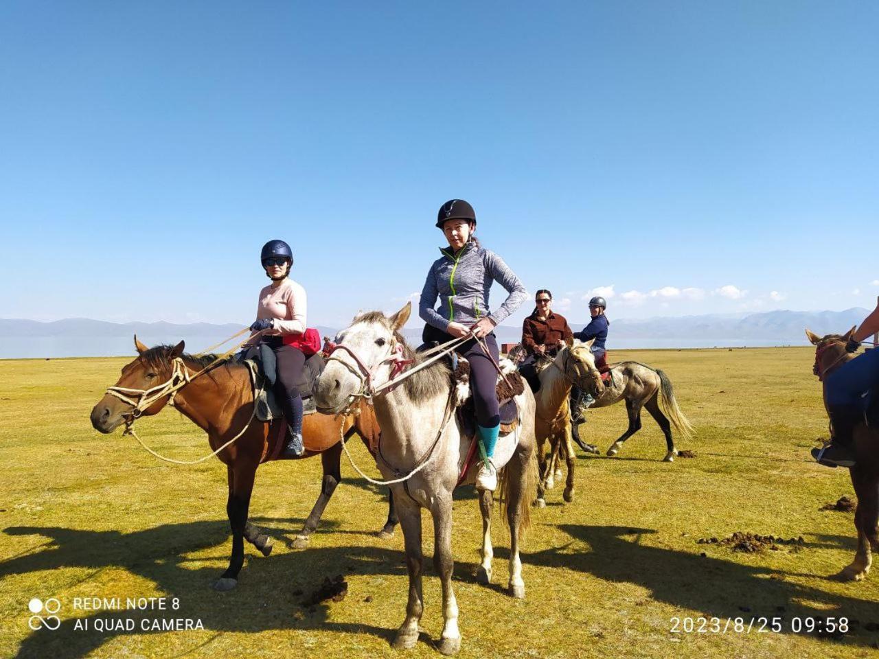 Готель Zalkar Yurt Camp Song-Kul Екстер'єр фото