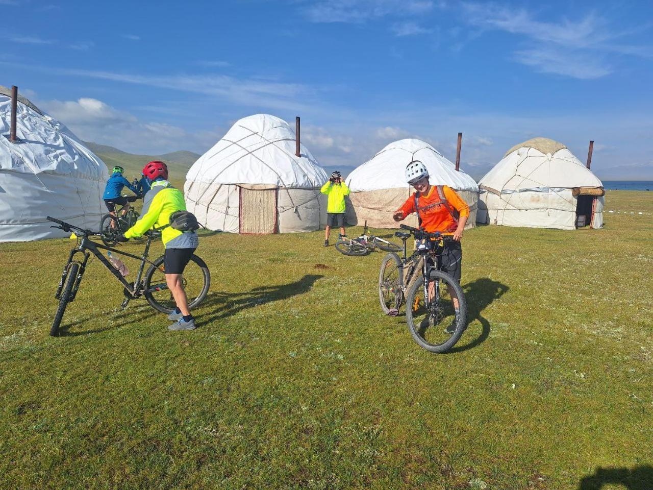 Готель Zalkar Yurt Camp Song-Kul Екстер'єр фото