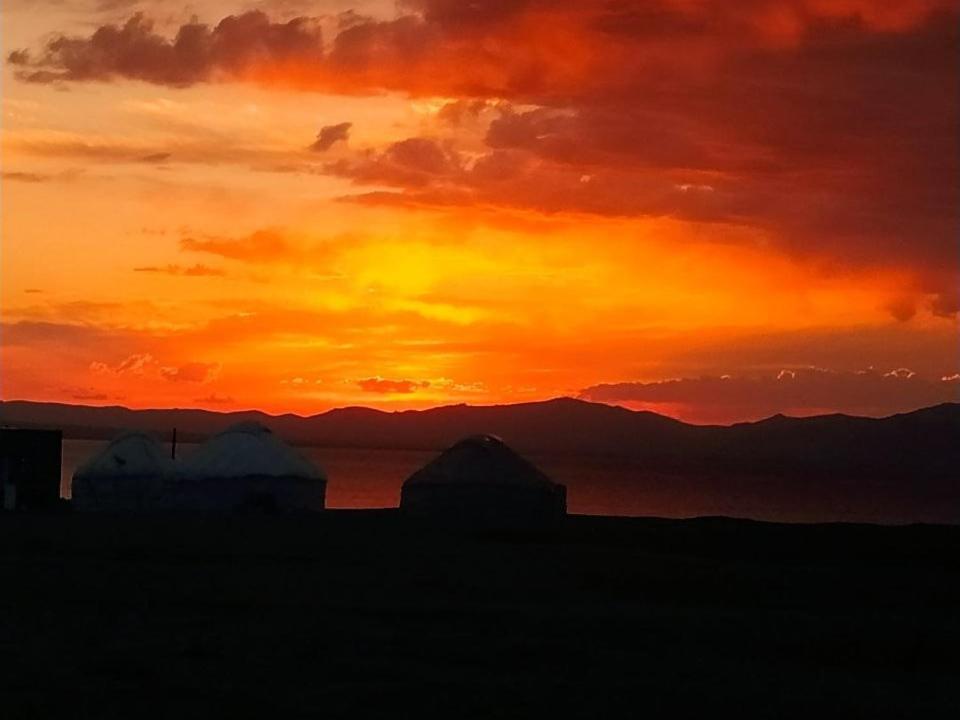 Готель Zalkar Yurt Camp Song-Kul Екстер'єр фото
